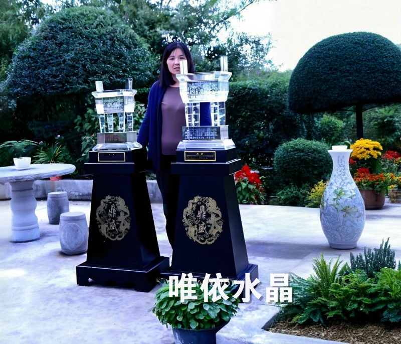 感恩母校校友赠水晶纪念摆件